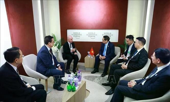 Rencontre entre le Premier ministre Pham Minh Chinh et le président de Cisco Asie-Pacifique, Japon et Grande Chine (APJC), Dave West, à Tianjin, le 25 juin. Photo : VNA.