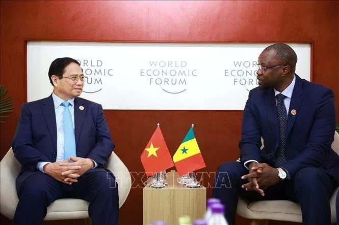 Le Premier ministre Pham Minh Chinh (à gauche) et le Premier ministre sénégalais Ousmane Sonko, à Tianjin, le 25 juin. Photo : VNA.