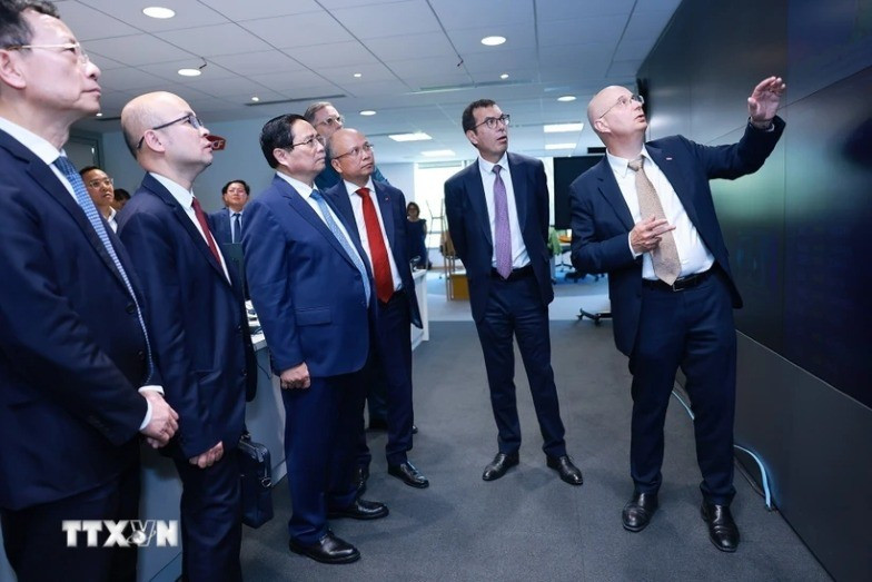 Le PM Pham Minh Chinh visite la SNCF. Photo : VNA.