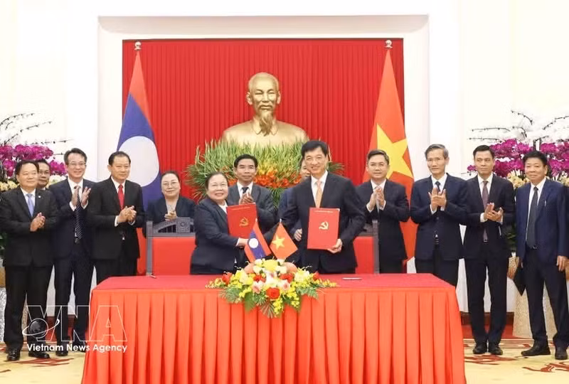 Le chef de la Commission de l'organisation du Comité central du Parti communiste du Vietnam, Nguyen Duy Ngoc, et Sisay Leudetmounsone, cheffe de la Commission de l'organisation du Comité central du Parti populaire révolutionnaire lao, échangent l'accord de coopération entre les deux organes. Photo : VNA