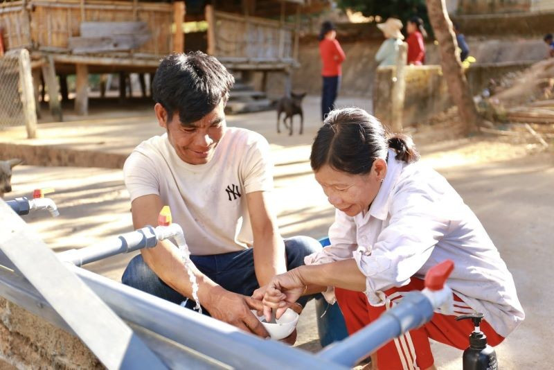 Les sourires s’affichent sur les visages des habitants du village de Kon Rlong. Photo : Plan International.