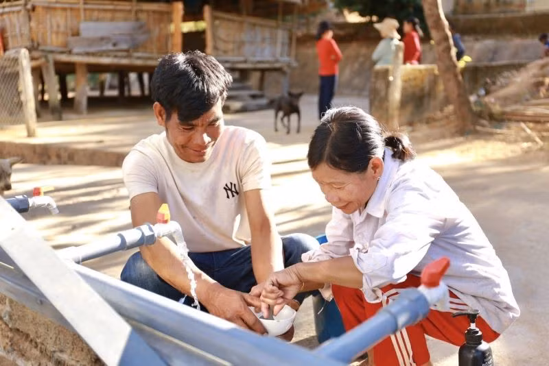 Les sourires s’affichent sur les visages des habitants du village de Kon Rlong. Photo : Plan International.