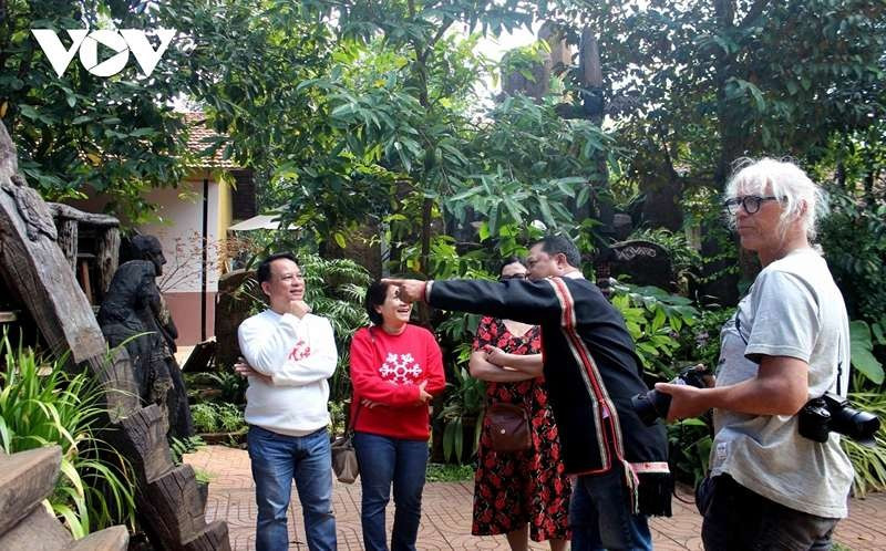 Les visiteurs découvrent avec enthousiasme la culture E De à Dak Lak. Photo : VOV.