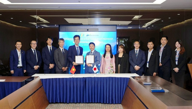 La cérémonie de signature de l’accord de partenariat stratégique global entre FPT et ANA Systems, organisée dans le cadre de la conférence mondiale annuelle du groupe à Da Nang.