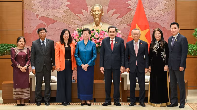 Le président de l’Assemblée nationale Tran Thanh Man, l’ambassadrice du Royaume du Cambodge Chea Kimtha et les délégations des deux pays lors de la rencontre. (Photo : DUY LINH)