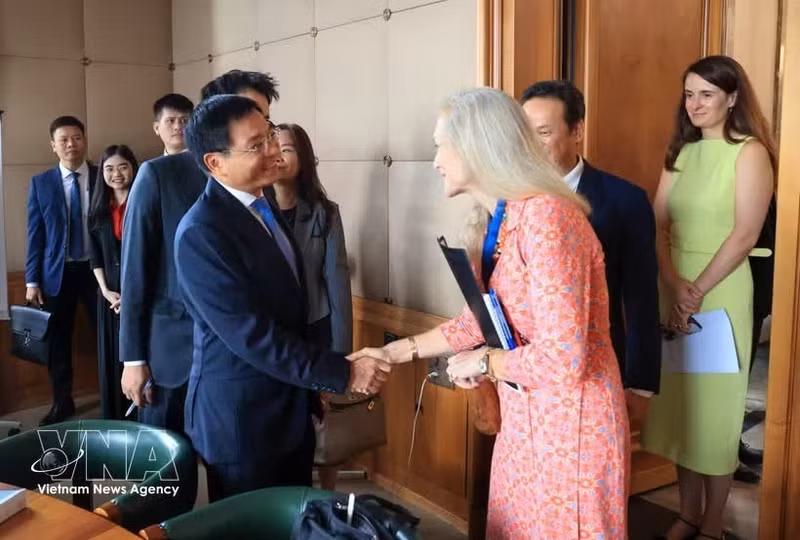 Le vice-Premier ministre Nguyen Van Thang (gauche) et la directrice générale adjointe de l’Organisation mondiale du commerce (OMC), Jennifer DJ Nordquist. Photo : VNA.