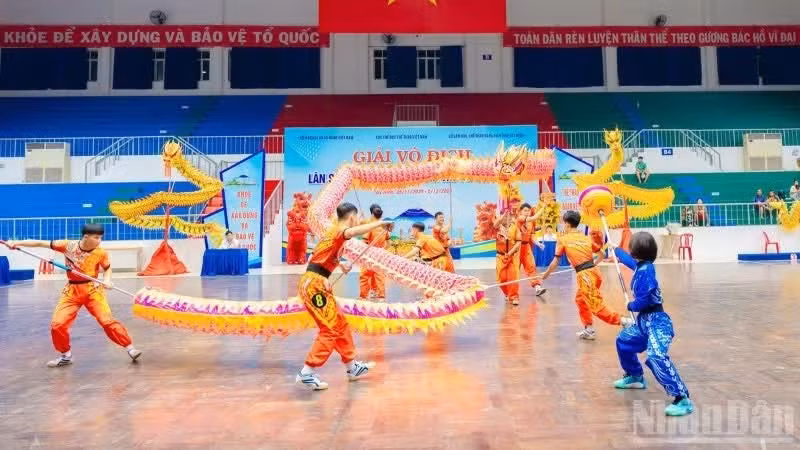Épreuve de danse du dragon traditionnel lors du Championnat national des meilleures équipes de lion, licorne et dragon 2025. (Photo : Comité d’organisation)