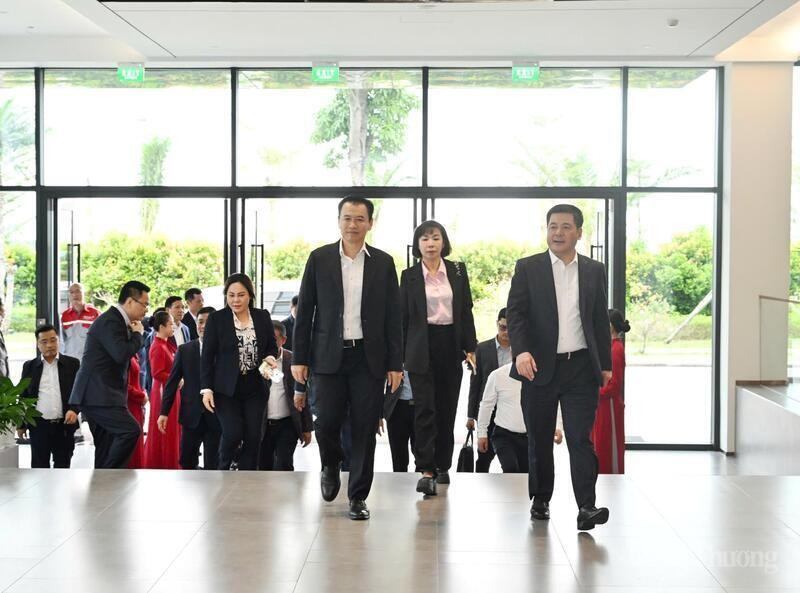 Dans la matinée du 7 novembre 2025, le ministre vietnamien de l’Industrie et du Commerce Nguyen Hong Dien (à droite) et le ministre lao de l’Industrie et du Commerce Malaythong Kommasith (à gauche) ont effectué une visite de travail à l’usine automobile Thanh Cong Viet Hung.