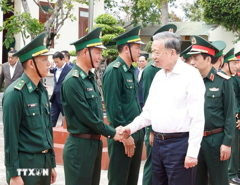 e secrétaire général du Parti Tô Lâm et des cadres et soldats du poste de garde-frontière d’Ea H’Leo, dans la province de Dak Lak. Photo : VNA.
