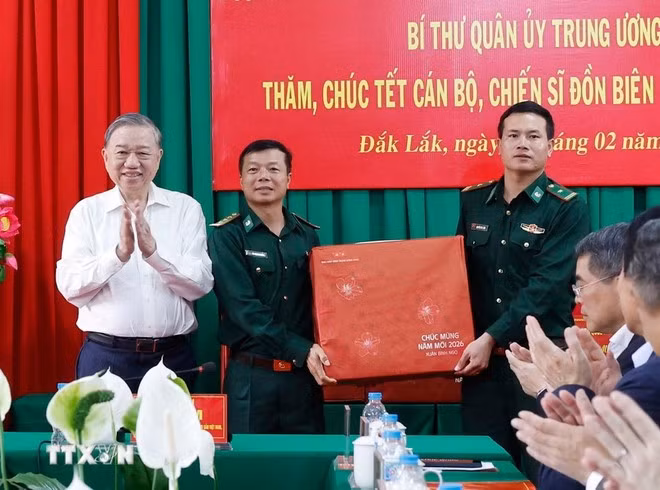 Le secrétaire général du Parti offre des présents de Nouvel An aux cadres et soldats de l’unité. Photo: VNA