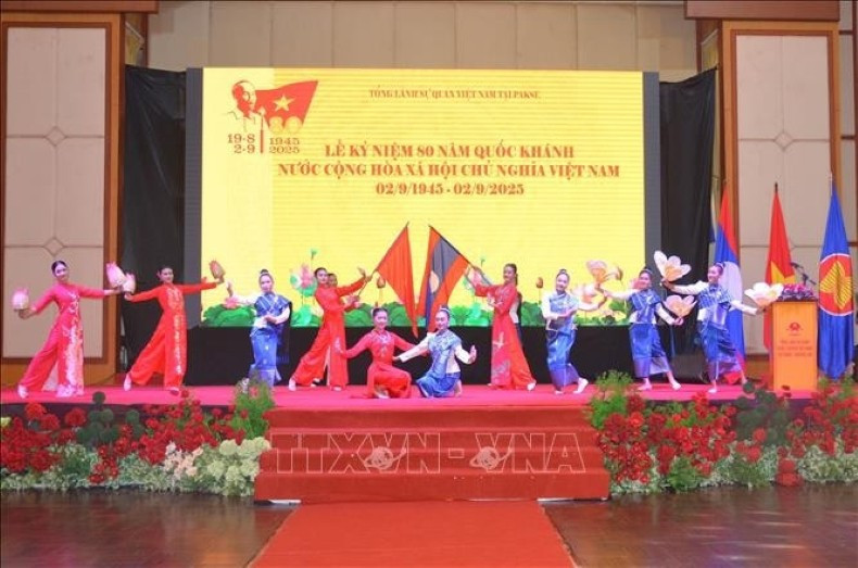 Une représentation lors de la cérémonie célébrant le 80e anniversaire de la Fête nationale du Vietnam dans la province de Champassak, au sud du Laos. Photo : VNA.