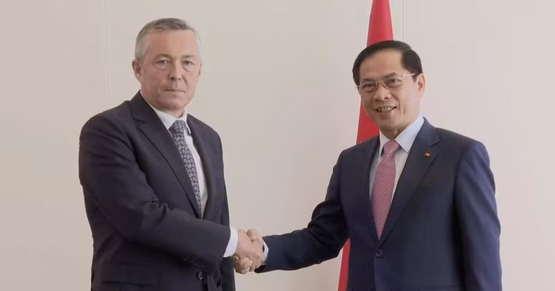 Le vice-Premier ministre et ministre des Affaires étrangères du Vietnam, Bui Thanh Son (à droite) et l’envoyé spécial du président chilien pour les affaires maritimes, Heraldo Munoz, à Nice, en France, le 11 juin. Photo : VNA.