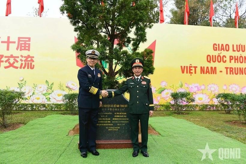 Le ministre vietnamien de la Défense, Phan Van Giang (droite) et son homologue chinois Dong Jun. Photo: qdnd.vn