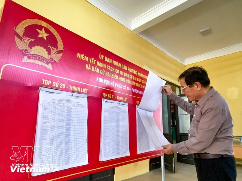 Les électeurs se renseignent soigneusement sur les candidats avant de voter. Photo : Vietnam+