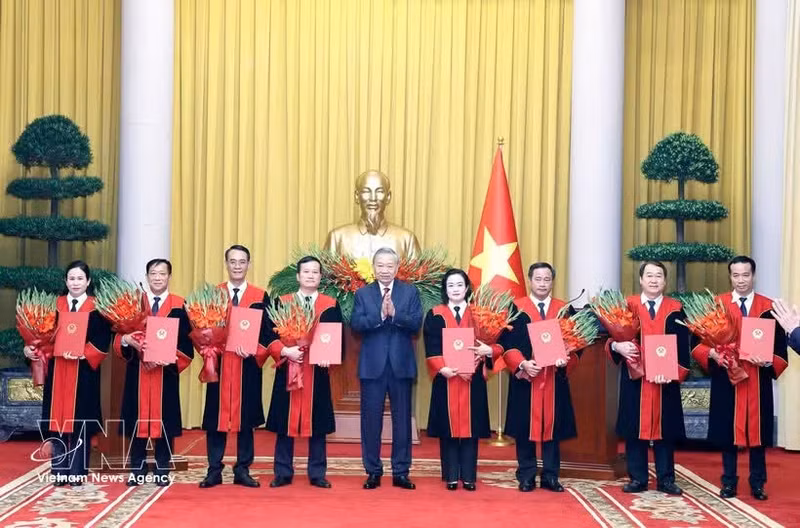Le secrétaire général du Parti et président, To Lam, remt les décisions de nomination des juges de la Cour populaire suprême. Photo : VNA.