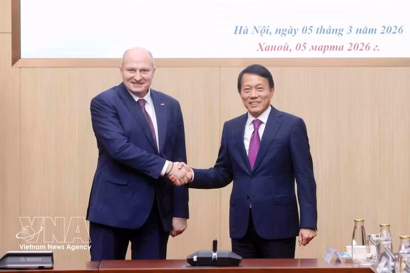 Le général de corps d’armée Luong Tam Quang (à droite), ministre vietnamien de la Sécurité publique rencontre Alexandre Kourenkov, ministre russe des Situations d’urgence. Photo : VNA.