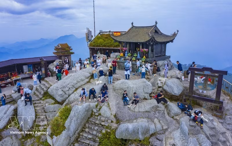 La fameuse pagode de bronze au sommet du mont Yên Tu, à plus de 1.000 m d'altitude. Photo : VNA