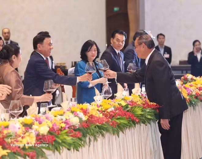 Tran Cam Tu et la délégation vietnamienne de haut niveau, participent au banquet solennel offert par Vilay Lakhamphong, membre du Bureau politique et membre permanent du Secrétariat du Parti populaire révolutionnaire lao (PPRL). Photo: VNA