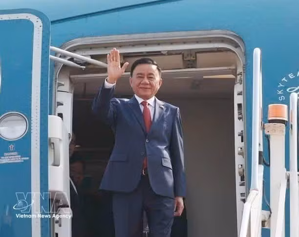 Tran Cam Tu, membre du Bureau politique et permanent du Secrétariat du Comité central du PCV, arrive à l’aéroport international de Wattay, à Vientiane, entamant sa visite officielle au Laos. Photo: VNA
