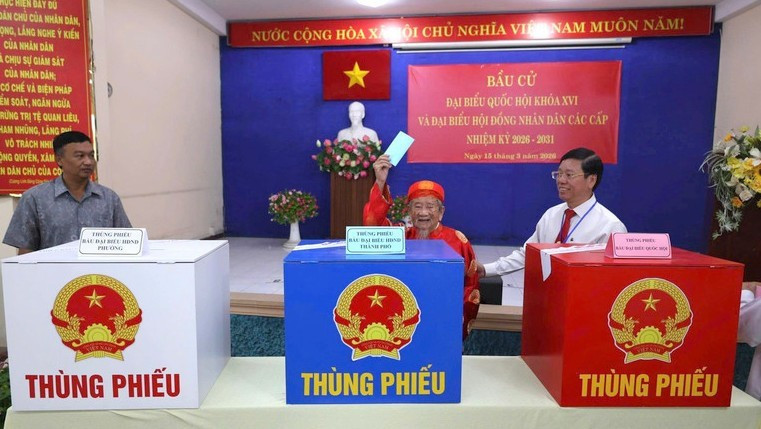 Le chercheur Nguyen Dinh Tu (106 ans) a directement participé au vote dans le bureau de vote n°11 (quartier de Binh Thanh, Ville de Ho Chi Minh).