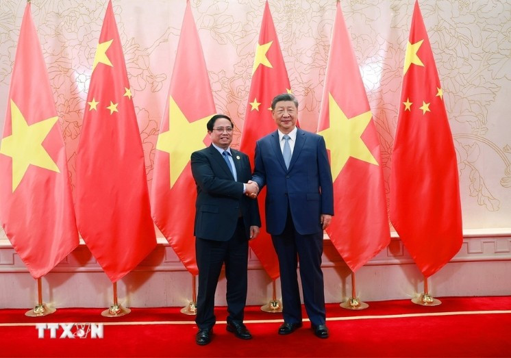 Le Premier ministre vietnamien Pham Minh Chinh (gauche) s’est entretenu le 31 août, à Tianjin, avec le secrétaire général du Parti communiste chinois et président chinois, Xi Jinping. Photo : VNA.