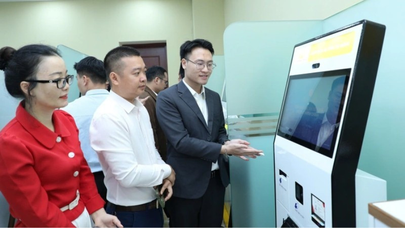 Les délégués procèdent à la coupure du ruban lors de l’inauguration du Service de réception et de restitution des résultats du ministère des Sciences et des Technologies.