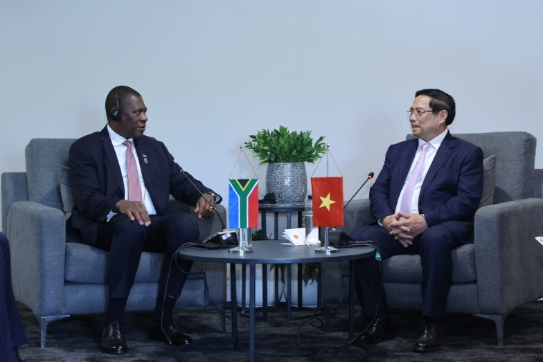 Le Premier ministre Pham Minh Chinh (à droite) rencontre à Johannesburg le vice-président sud-africain Paul Mashatile. Photo : VGP.