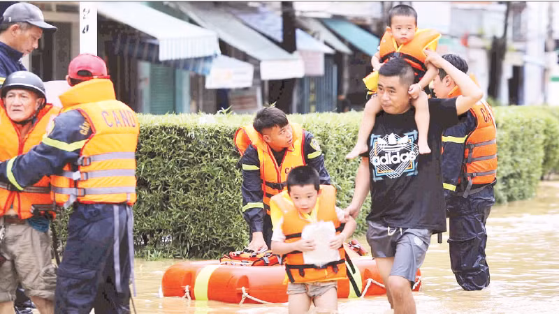 Les forces compétentes de la province de Khanh Hoa ont évacué et mis en sécurité les habitants du quartier Tay Nha Trang.