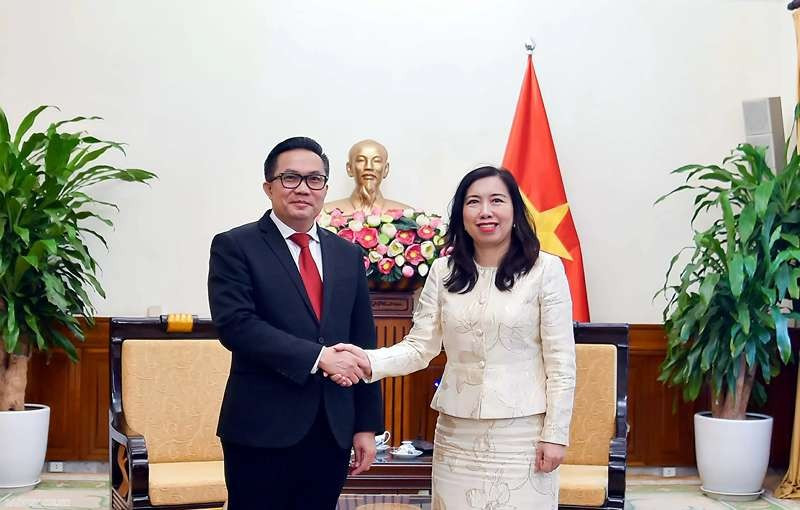 La vice-ministre des Affaires étrangères Le Thi Thu Hang et le directeur du Département de la presse, porte-parole du ministère des Affaires étrangères du Laos, Bounthala Panyavichith. Photo : baoquocte