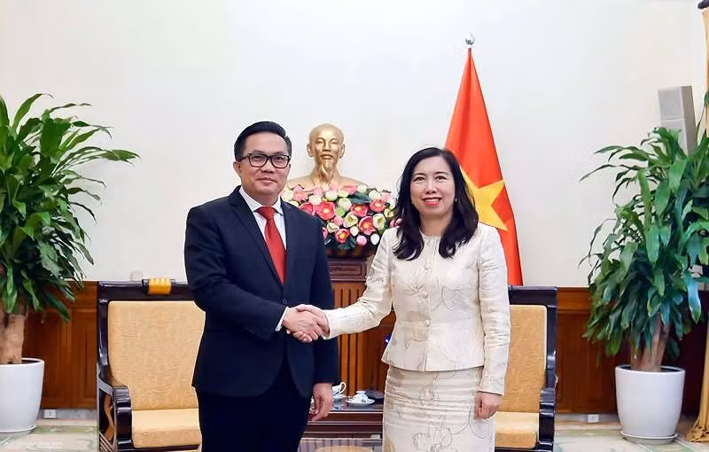 La vice-ministre des Affaires étrangères Le Thi Thu Hang et le directeur du Département de la presse, porte-parole du ministère des Affaires étrangères du Laos, Bounthala Panyavichith. Photo : baoquocte