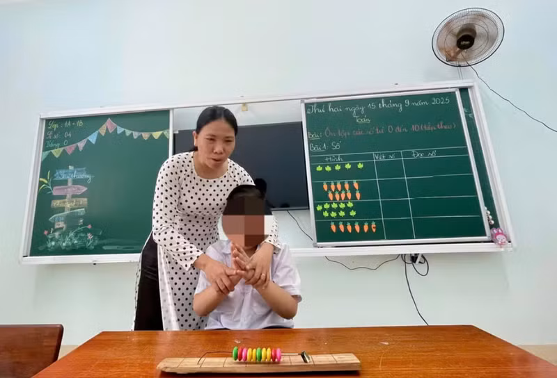 Les enfants en situation de handicap sont pris en charge et éduqués dans un environnement adapté. Source : giaoducthoidai.