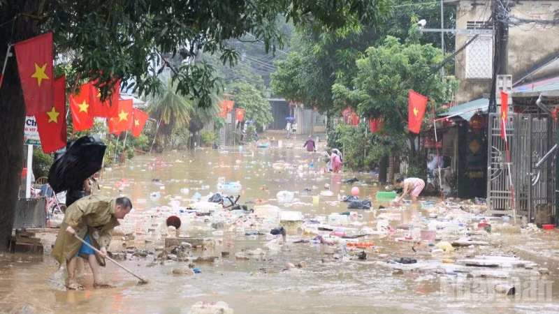 Le typhon n°10, accompagnée de pluies, d’inondations, de glissements de terrain et d’orages violents, a causé de graves pertes en vies humaines, en biens et en infrastructures, avec des dégâts estimés à près de 12 800 milliards de dongs.