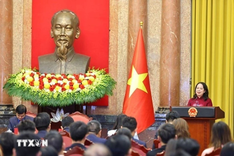 La vice-présidente de la République, Vo Thi Anh Xuan, s'exprime à la rencontre avec les délégués du 6e Forum mondial des jeunes intellectuels vietnamiens. Photo : VNA.