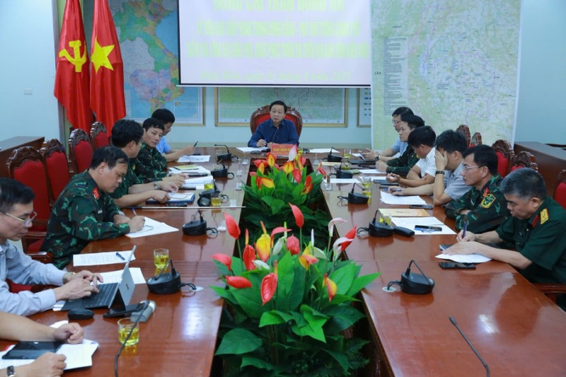 Le vice-Premier ministre Tran Hong Ha dirige les opérations de secours et les efforts de redressement après les crues soudaines et les glissements de terrain à Diên Biên. Photo : VGP.