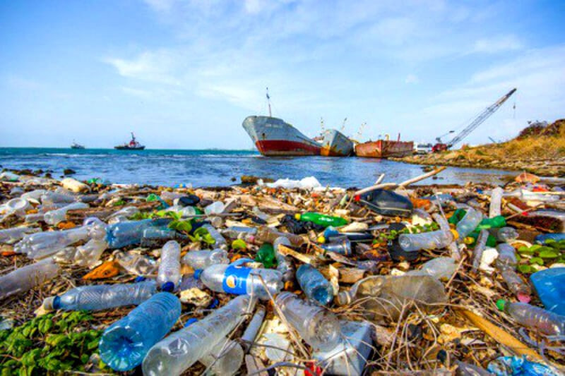Les déchets plastiques figurent parmi les plus grandes menaces pour les océans du monde, détruisant et continuant de nuire aux activités économiques et sociales dans les zones maritimes. Photo : TCTC.
