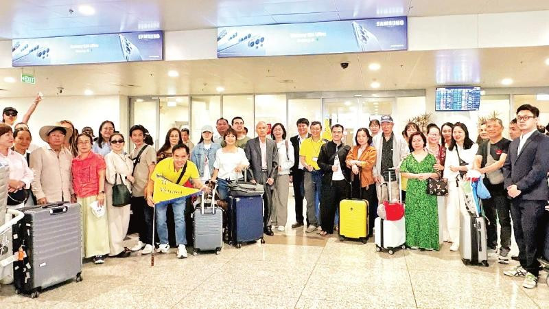 Tous les touristes vietnamiens participant au circuit organisé par Vietravel au départ du Moyen-Orient sont arrivés à l'aéroport international de Noi Bai, le 4 mars. Photo : nhandan.vn
