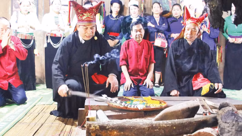 Une cérémonie d’accueil du Nouvel An des Muong (dans la province de Phu Tho, au Nord du Vietnam).