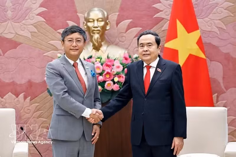 Le président de l’Assemblée nationale, Tran Thanh Man (à droite), et l’ambassadeur d’Inde au Vietnam, Tshering Wangchuk Sherpa, Photo : VNA.
