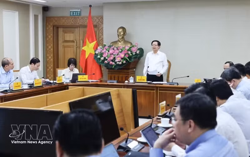 Le vice-Premier ministre Ho Quoc Dung préside une réunion consacrée au projet de développement de centres de recherche, d’essai et de laboratoires clés au service des technologies stratégiques. Photo : VNA.
