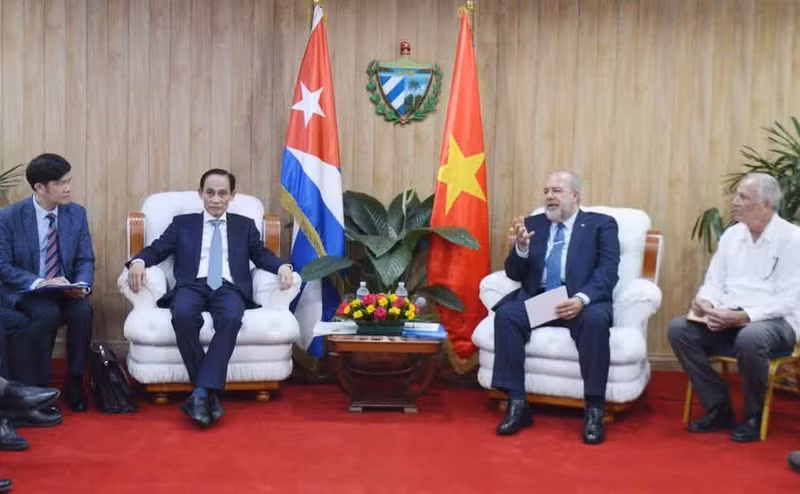 Le ministre des Affaires étrangères Lê Hoai Trung (gauche) et le Premier ministre cubain Manuel Marrero Cruz. Photo : VNA.