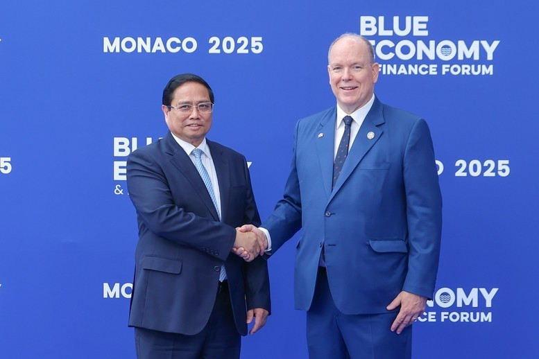Le Prince Albert II de Monaco (à droite) et le Premier ministre Pham Minh Chinh, Photo : VGP.