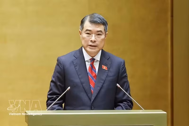 Le Premier ministre Le Minh Hung présente un rapport sur l’évaluation complémentaire de la mise en œuvre du plan de développement socio-économique et du budget de l’État pour 2025. Photo : VNA.