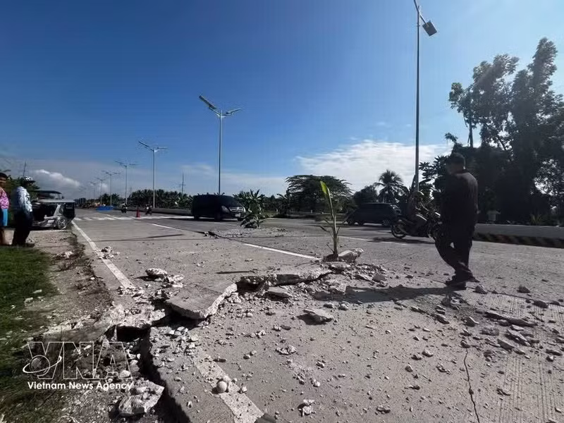 Une portion de route s'est fissurée après un séisme survenu le 8 juin 2026 dans la province de Cotabato du Sud, aux Philippines. Photo : Xinhua/VNA.