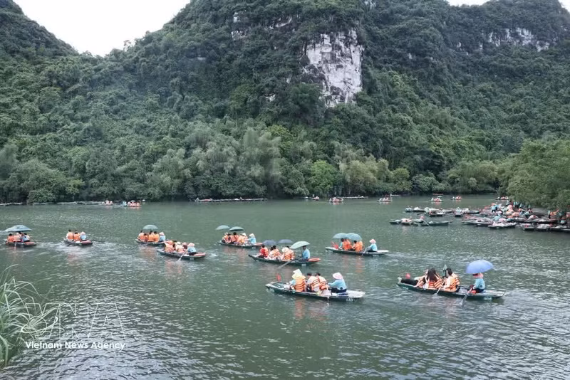 Le complexe écotouristique de Tràng An constitue une destination attrayante qui attire un grand nombre de visiteurs dans la province de Ninh Bình. Photo : VNA.