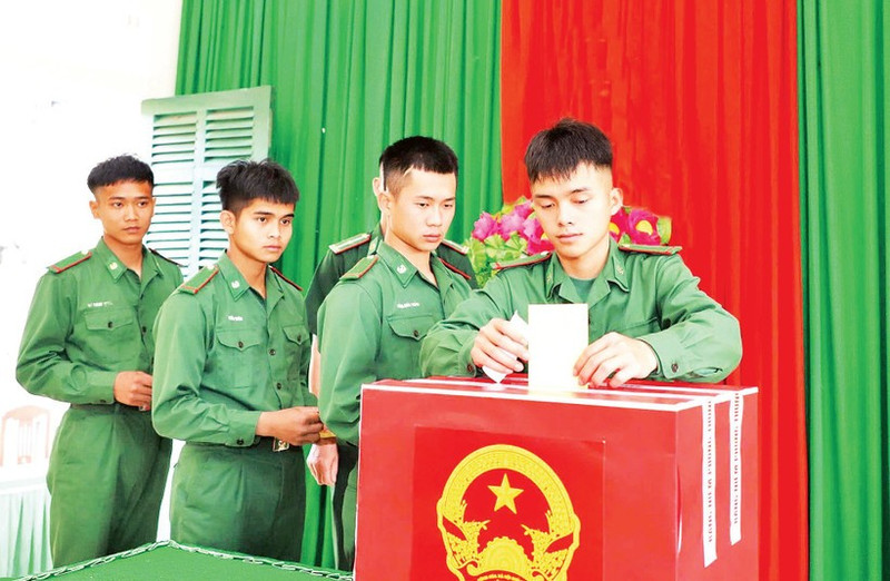 Un soldat du poste-frontière de Dak M'Bai, commune de Thuan An, lors du vote au groupe électoral n°21.