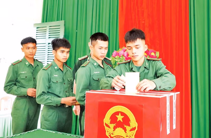 Un soldat du poste-frontière de Dak M'Bai, commune de Thuan An, lors du vote au groupe électoral n°21.