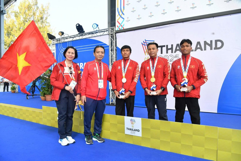 Vo Huynh Anh Khoa (deuxième, à droite) remporte la première médaille d'or pour le Vietnam aux 13es Jeux paralympiques de l'ASEAN. Photo : webthethao.vn