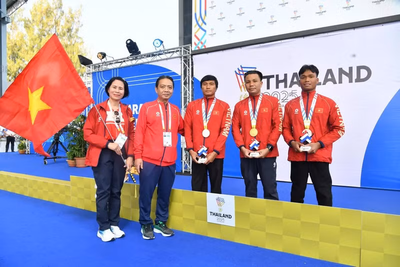 Vo Huynh Anh Khoa (deuxième, à droite) remporte la première médaille d'or pour le Vietnam aux 13es Jeux paralympiques de l'ASEAN. Photo : webthethao.vn