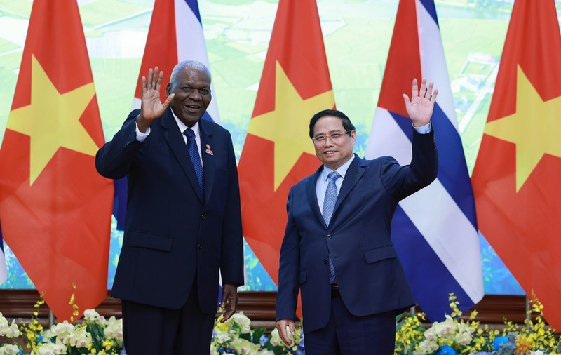 Le Premier ministre Pham Minh Chinh (droite) et le président de l'Assemblée nationale du Pouvoir populaire de Cuba. Photo : VNA.