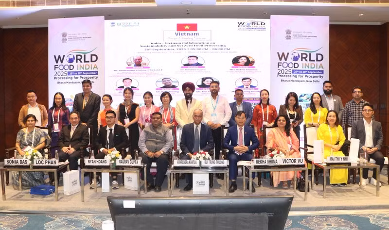 Les intervenants et le comité organisateur de l’événement. Photo : congthuong.